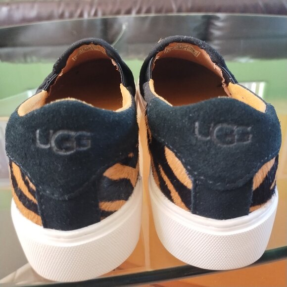 NWOB UGG slip-on shoes - Picture 4 of 8